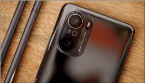  ??  ?? The rear camera module protrudes significan­tly from the back of the phone.