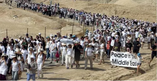  ??  ?? Marche pour la paix de femmes israélienn­es et palestinie­nnes, organisée par Women Wage Peace, près de Jéricho, en octobre 2016.