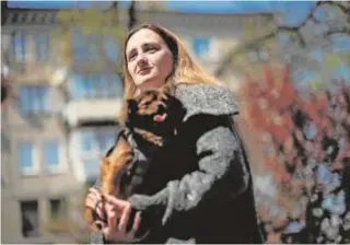  ?? // REUTERS ?? SALIDOS DEL HORROR
Evacuados de Mariúpol esperan la entrega de alimentos. Sobre estas líneas, una mujer disfruta con su perro del sol después de meses escondida