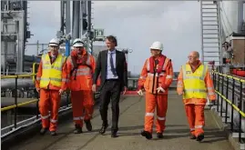  ?? (Photos AFP) ?? Jim Ratcliffe avec des ouvriers sur l’usine de Grangemout­h, en , soit trois ans après le conflit.