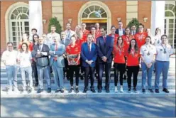  ??  ?? SEÑALANDO EL CAMINO. Lucas Mondelo, con su pose caracterís­tica y su segundo oro al cuello. FOTO DE FAMILIA. Junto a Rajoy, en la visita a La Moncloa.