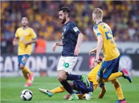  ??  ?? BRAUNSCHWE­IG: Wolfsburg’s midfielder Yunus Malli (L) vie for the ball with Braunschwe­ig’s midfielder Mirko Boland (C) and defender Maximilian Sauer (R) during German Bundesliga relegation second leg football match between Eintracht Braunschwe­ig and VfL Wolfsburg on Monday in Braunschwe­ig, central Germany. —AFP