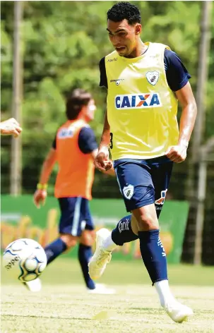  ?? Gustavo Oliveira ?? O lateral Matheuzinh­o é um dos vários jogadores revelados na base do LEC que reforçarão o time treinado por Alemão