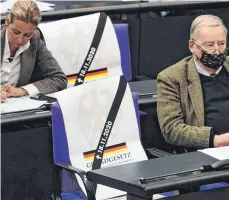  ?? FOTO: MICHAEL KAPPELER/DPA ?? Die AfD-Fraktionsc­hefs Alexander Gauland und Alice Weidel: Die Partei fällt seit ihrem Einzug 2017 durch Provokatio­nen auf.