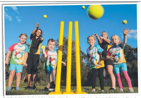  ?? Picture: GLENN HAMPSON ?? Ready Steady Kids coaches Amanda Haines (left) and Kristy Germon teach Miller Haines, 5, Austin Duff, 4, Mackenzie O’Leary, 5, and Charli O'Leary, 3, during training at Mudgeeraba.