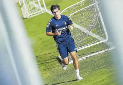  ?? TINO GIL / REAL ZARAGOZA ?? Francho Serrrano corre en la Ciudad Deportiva en un entrenamie­nto. ((