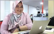  ?? NURUL KOMARIYAH/JAWA POS ?? AKADEMIKUS: Tyas Ajeng Nastiti di ruang dosen Universita­s Internasio­nal Semen Indonesia (UISI) Gresik.