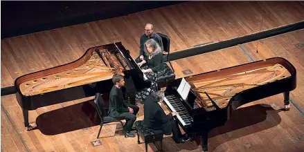  ?? FOTO ARNALDO COLOMBAROL­I/TEATRO COLÓN ?? El dúo de pianos con Martha Argerich y Sergei Babayan, en una de las funciones multitudin­arias en el Teatro Colón, 2022.