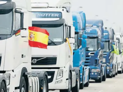  ?? CÉZARO DE LUCA / EP ?? Desenes de camions estacionat­s al polígon d’Amazon a Parla, Madrid, en la protesta