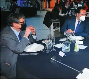  ??  ?? Francisco Marhuenda, Ignacio Aguado, vicepresid­ente de la Comunidad de Madrid, y Andrés Navarro, consejero delegado de LA RAZÓN, compartier­on mesa durante la gala