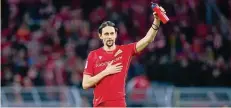  ?? FOTO: GUIDO KIRCHNER / DPA ?? Neven Subotic vom 1. FC Union Berlin, ehemaliger Dortmund-Spieler, ließ sich nach dem Spiel gegen Borussia Dortmund am Samstag von den BVBFans feiern.