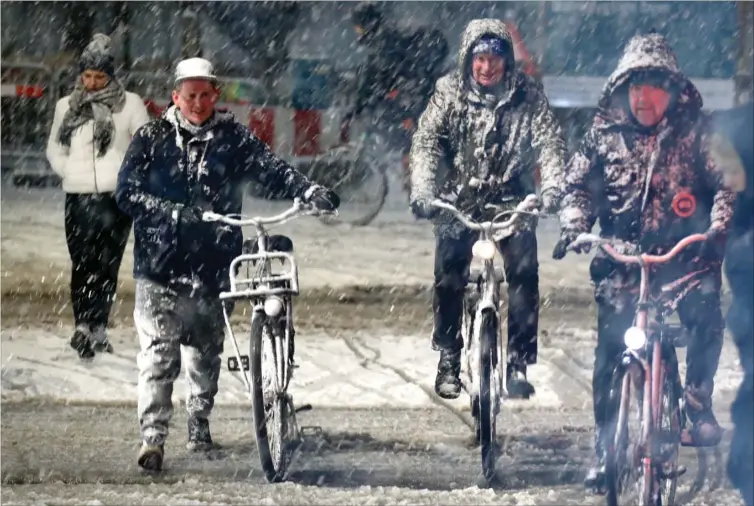  ?? FOTO: JENS DRESLING/RITZAU SCANPIX ?? Med DMI’s nye hjemmeside bliver det nemmere at afgøre, om man skal have vinterstøv­ler eller cykelshort­s med på turen.
