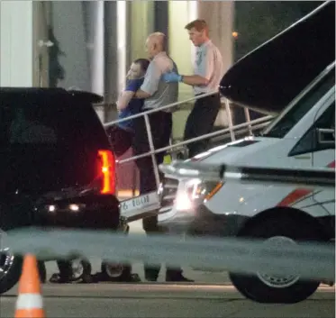  ?? FOTO: AP ?? Tirsdag 13. juni 2017 ankom Otto Warmbier til Cincinnati lufthavn sent om aftenen. I koma og ude af stand til selv at gå fra flyveren.