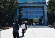  ?? RANDY VAZQUEZ — STAFF PHOTOGRAPH­ER ?? People line up to enter the Hall of Justice in San Jose on Monday. Inmates are still being transporte­d to and from court.