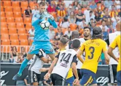  ??  ?? SIN ENCAJAR EN MESTALLA. Neto volvió a dejar su portería a 0.