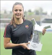  ?? FOTO: PEP MORATA ?? Las seis nuevas incorporac­iones posaron juntas y Martens mostró su premio de Mejor Jugadora de la UEFA en la Ciutat Esportiva.