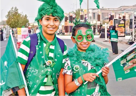  ?? AN photo by Huda Bashatah ?? Children decked out in ‘all green’ for Saudi National Day celebratio­ns on Jeddah’s Tahlia Street.