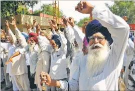  ?? BHARAT BHUSHAN/ HT ?? Members of the PRTC Pensioners Associatio­n holding a protest against the state government at the PRTC workshop on Nabha Road in Patiala on Wednesday.