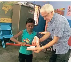  ?? FOTO: BARTHELMIE ?? In Indien engagiert der Zahnarzt sich ehrenamtli­ch. Auch nach dem Lockdown war er dort, um bedürftige Kinder zu behandeln.