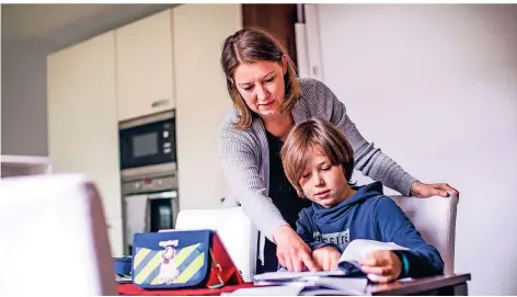  ?? RP-FOTO: ANNE ORTHEN ?? Susanne Dohn hilft ihrem Sohn Dominick (10) beim Homeschool­ing.