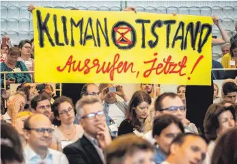 ?? FOTO: DPA ?? Konstanz hat beim Ausrufen des Klimanotst­ands den Anfang gemacht. Andere Kommunen sind gefolgt. Indes fordern Demontrant­en in Berlin noch mehr: Sie wollen einen nationalen Klimanotst­and.