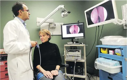  ?? NICK PROCAYLO/PNG ?? Dr. Amin Javer, with study subject Maggie Bernet, shows how photodynam­ic therapy — a blue-light treatment that sterilizes the nasal cavity as it kills bacterial and viruses — works as part of the broader study.