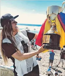  ?? CORTESÍA ?? Nivel. La surfista recibió en Chile el trofeo WSL que la acredita con la #1 en Sudamérica.