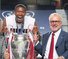  ??  ?? Alaba y Rummenigge, con la Champions ganada al PSG.