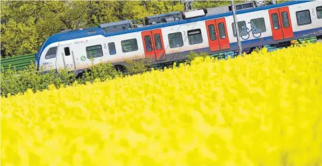  ?? FOTO: JULIAN STRATENSCH­ULTE ?? Das lange erwartete Deutschlan­dticket für Busse und Bahnen in ganz Deutschlan­d kann seit Montag genutzt werden.