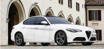  ?? Foto: Alfa Romeo ?? Ganz in Weiß …: Die Alfa Romeo Giulia ist eine hübsche italienisc­he Braut.