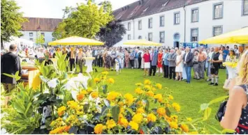  ?? Fotos: Marcus Merk ?? Beim Landkreisf­est in Thierhaupt­en lachte die Sonne vom Himmel. Landrat Martin Sailer konnte viele gut gelaunte Gäste im Klosterhof begrüßen.