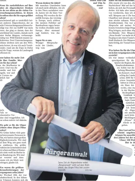  ?? FOTO: RAU ?? Seine Zeit als Abgeordnet­er endet. „Bürgeranwa­lt“steht auf dem Wahlplakat, das Jürgen Filius hier zusammenro­llt.