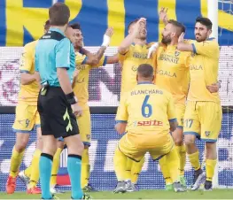  ??  ?? Federico Dionisi festeggia con i compagni il terzo gol del Frosinone