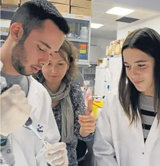  ?? IRB ?? Alumnos de Crazy About Biomedicin­e, de laboratori­o en laboratori­o