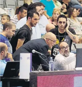  ?? FOTO: EFE ?? El presidente del Breogán, Suso Lázare, junto a los técnicos