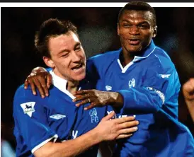  ?? ANDY HOOPER ?? Mentor and protege: Desailly (right) with Terry in 2002