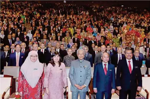  ?? PIC BY AHMAD IRHAM MOHD NOOR ?? Prime Minister
Tun Dr Mahathir Mohamad, who is also acting education minister, with members of the education fraternity at the Putrajaya Internatio­nal Convention Centre yesterday. Present are Deputy Education Minister Teo Nie Ching (second from left) and Education secretary-general Datuk Dr Mohd Gazali Abas (second from right).