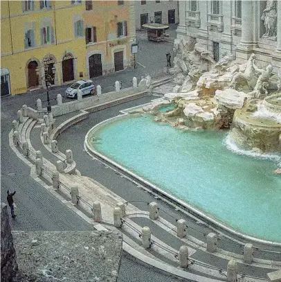  ??  ?? Roma Fontana di Trevi, ore 13.52