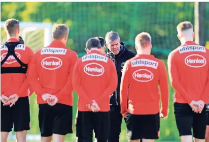  ?? FOTO: IMAGO ?? Einer redet, alle lauschen: Fortunas Spieler hören Cheftraine­r Friedhelm Funkel aufmerksam zu beim Trainingsl­ager in Marbella.