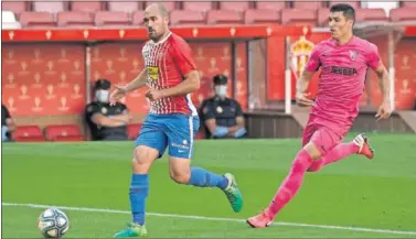  ??  ?? Unai Medina se dispone a marcar el 1-0 cuando sólo se llevaban tres minutos de juego.