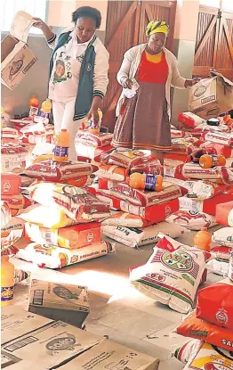  ?? Picture: SIBONGILE NGALWA ?? GIFT OF LOVE: Buffalo City Mayor Xola Pakati and Eastern Cape DA leader Nqaba Bhanqa handed out food parcels, clothes and other equipment to the 300 Duncan Village families who fell victim to a fire that destroyed all their belongings.