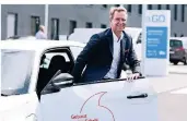  ?? FOTO: O. BERG/DPA ?? Günther Schuh,
Gründer der e.Go Mobile AG,
steigt im Juni 2019 aus einem der von ihm entwickelt­en Elektroaut­os.