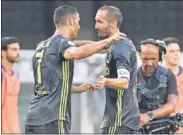  ??  ?? El portugués se abraza con Chiellini..