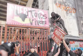  ?? ?? l Manifestan­tes protestan en contra del regreso de las corridas de toros a las afueras de la Plaza México, en la Ciudad de México (México).