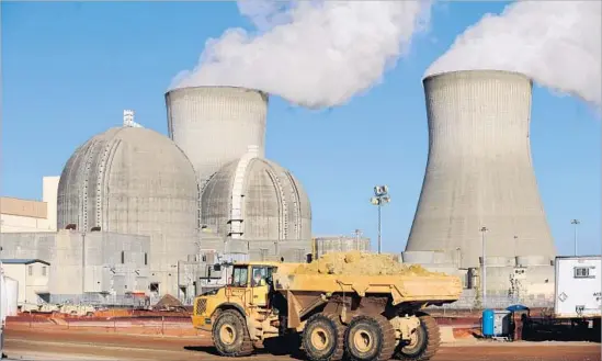  ?? Erik S. Lesser European Pressphoto Agency ?? TWO OPERATIONA­L nuclear containmen­t buildings and cooling towers at Georgia Power’s Plant Vogtle nuclear power plant in February 2010.