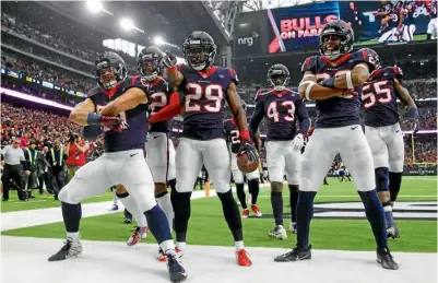  ??  ?? IMPONENTES. El profundo Andre Hal de los Texans celebra junto a varios de sus compañeros un touchdown.