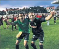  ??  ?? ALEGRÍA. Pedro Ríos y Antoñito celebran la salvación del Córdoba.