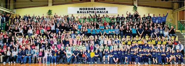  ?? CHRISTOPH KEIL (3) ?? Ein seltener Anblick: Die gesamte Abteilung Handball des Nordhäuser SV – und alle freuen sich auf die kommende Saison.