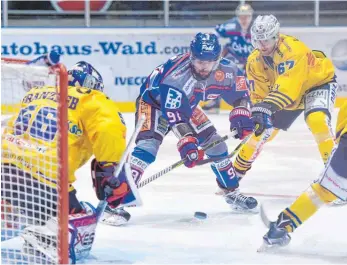  ?? FOTO: FELIX KÄSTLE ?? Die Ravensburg Towerstars (Mitte Jakub Svoboda) haben zu Hause gegen die Lausitzer Füchse (links Goalie Maximilian Franzreb) mit 3:5 verloren.