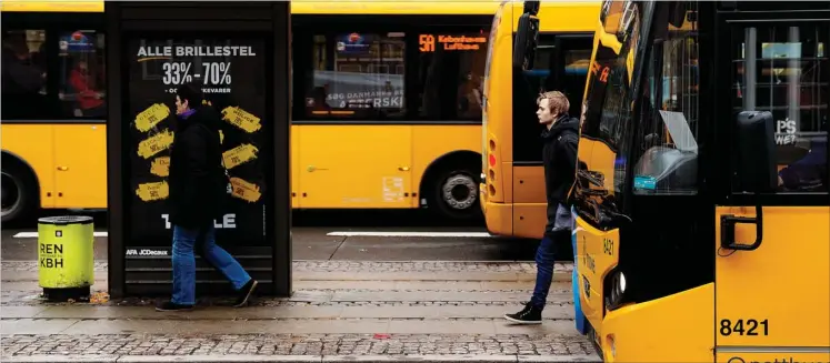  ?? FOTO: THOMAS BORBERG ?? Det er ikke blevet lettere at være buspassage­r i Movias område, hvis man ikke har en mobiltelef­on.